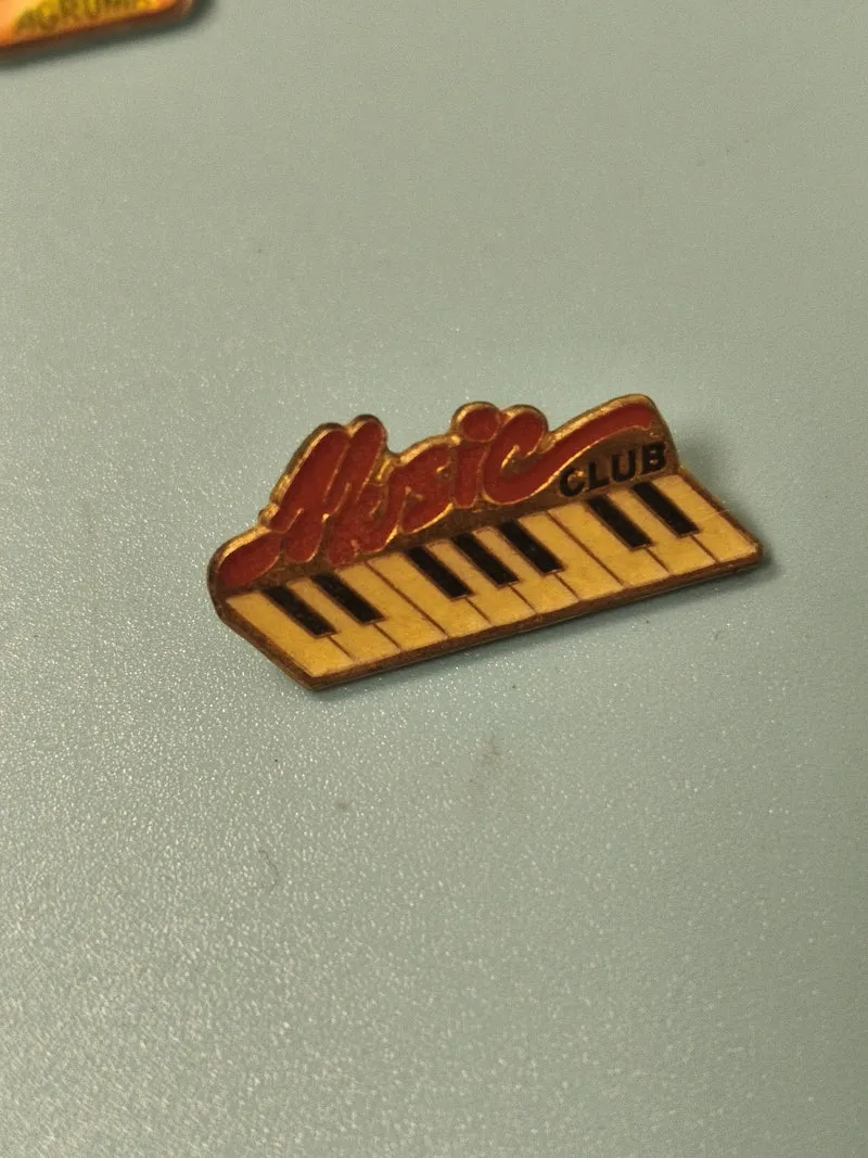 Vintage pin's Music Club piano clavier émaillé, badge collection musique