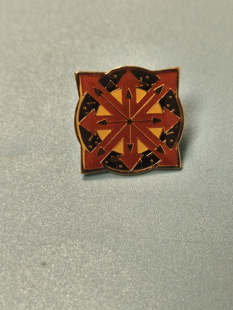 Pin's vintage émaillé motif flèches rouges et noires, collection rétro (Ref 7)