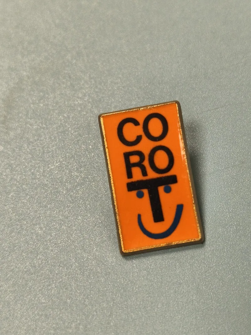 Vintage pin's COROT orange rectangulaire logo sourire ancien collection