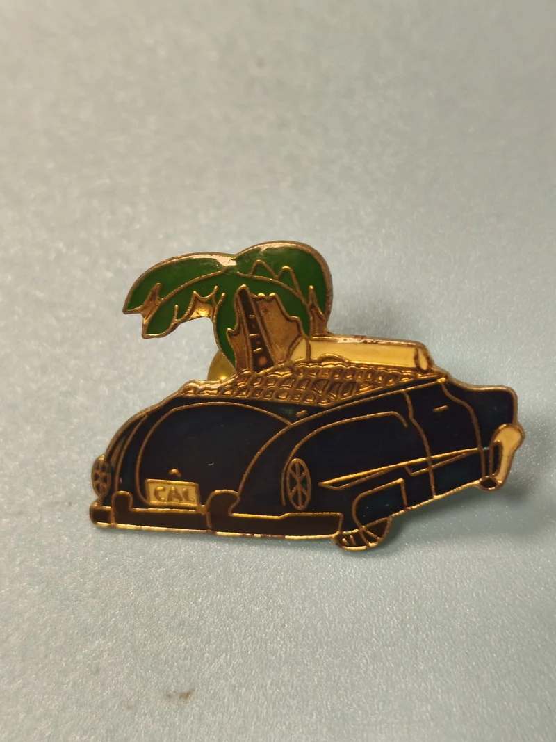 Pin's vintage voiture cabriolet et palmier, collection véhicule rétro