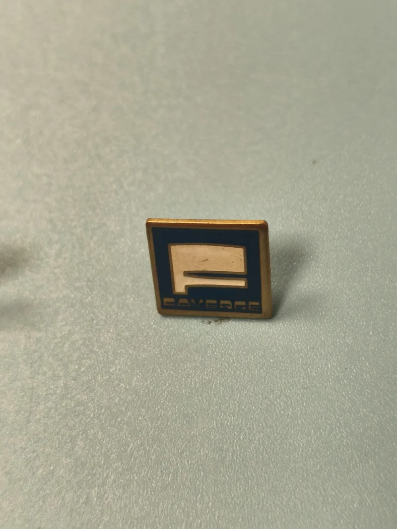 Vintage pin's Faverge carré bleu logo ancien collection badge rétro