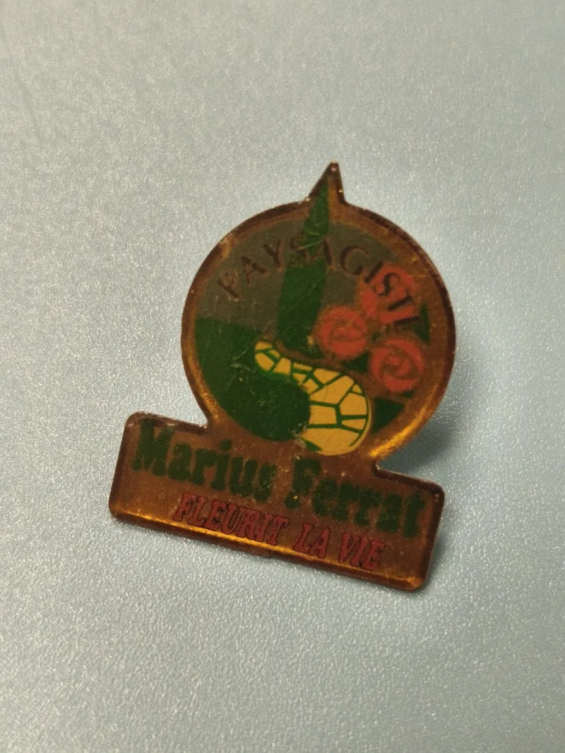 Vintage pin's Marius Ferrat paysagiste logo ancien publicitaire déco rétro