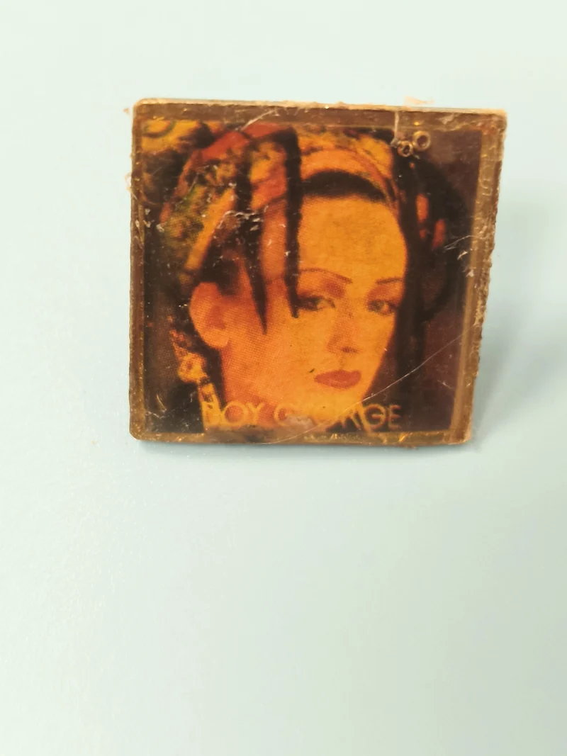Pin's vintage Roy George carré portrait coloré collection rétro (Ref 7)