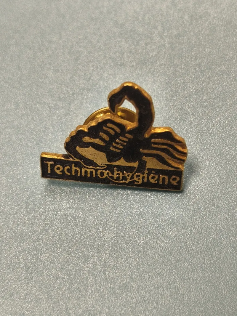 Vintage pin's Techmo Hygiène scorpion doré ancien badge publicitaire