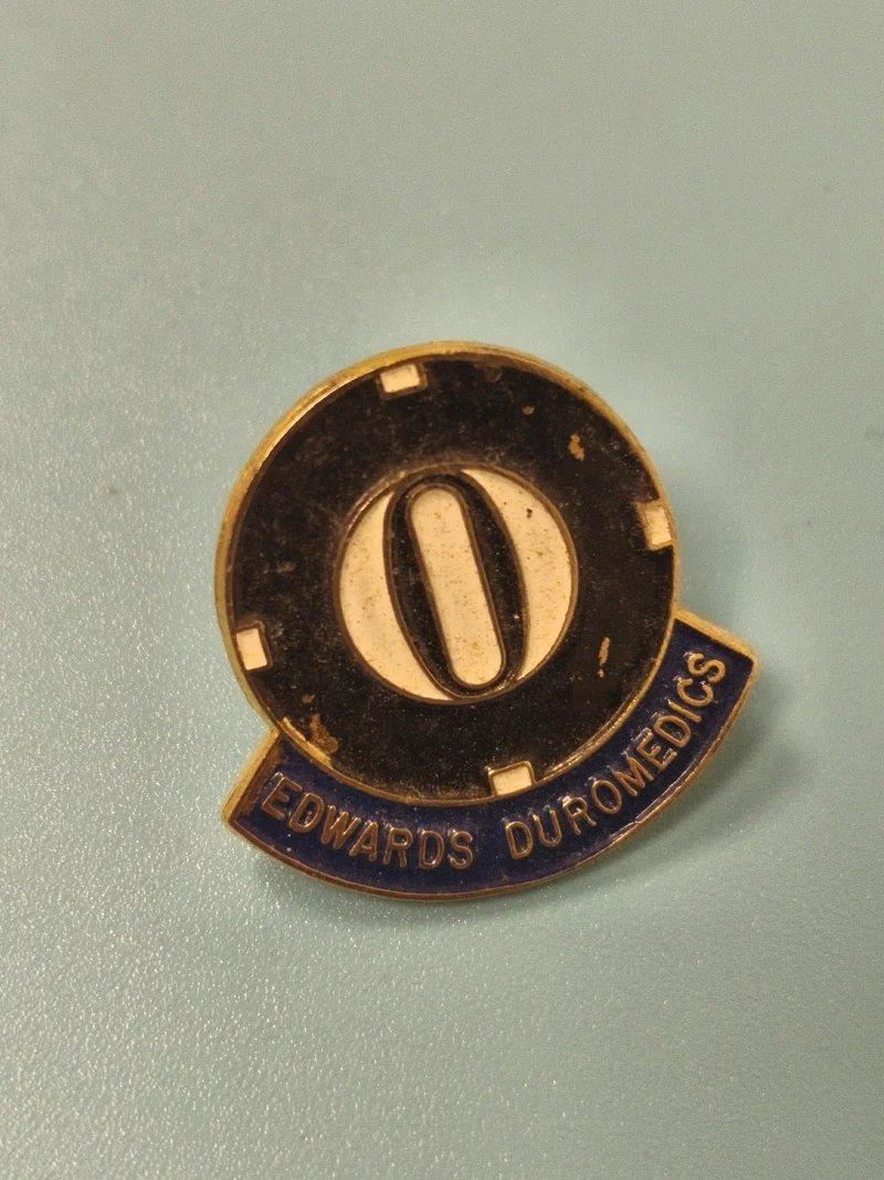 Pin's vintage Edwards Duromedics noir et doré collection médicale ancien