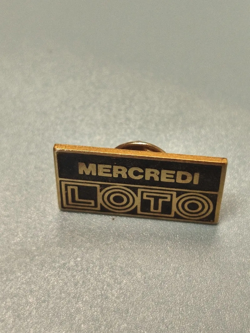 Pin's vintage Mercredi Loto rectangulaire noir et doré collection (Ref 7)