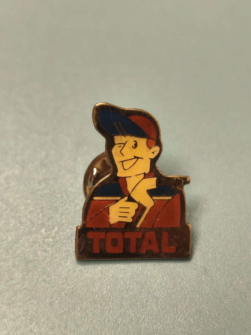 Vintage pin's publicitaire TOTAL, personnage coloré, collection essence