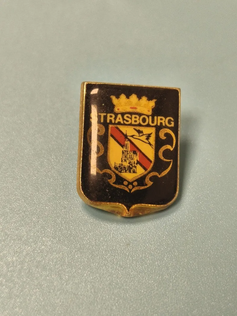 Pin's vintage blason Strasbourg émaillé, écusson doré collection (Ref 7)