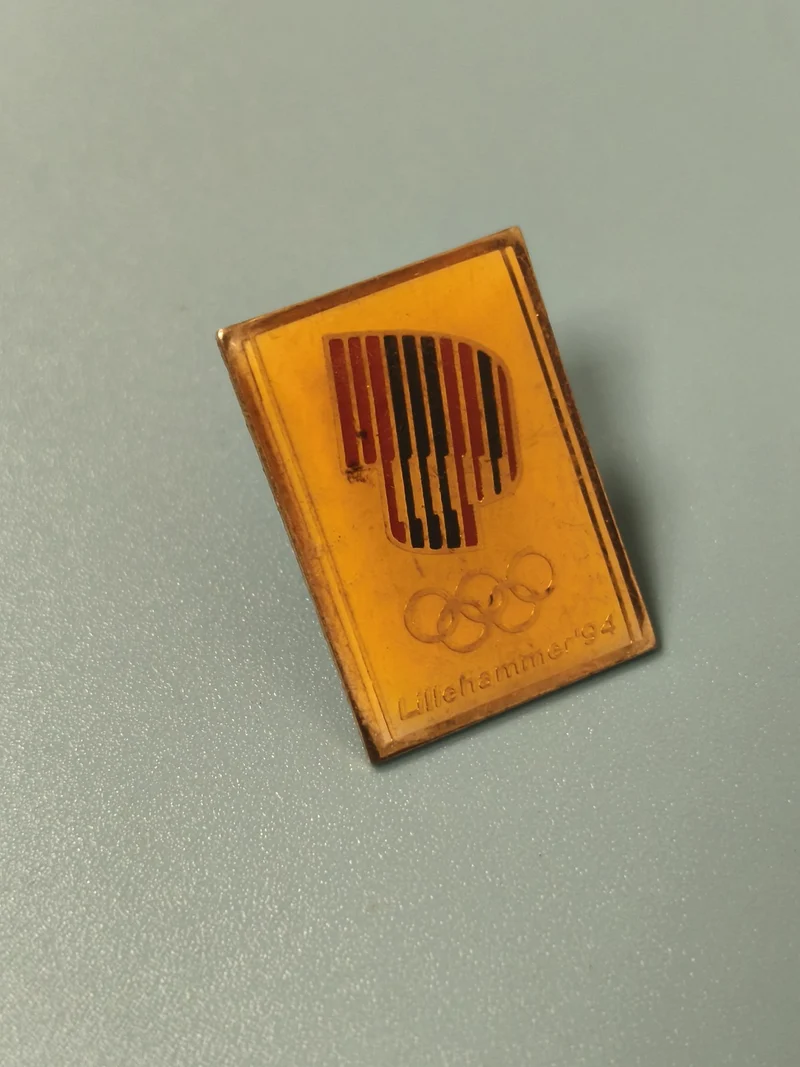 Pin's vintage Lillehammer 94 Jeux Olympiques rectangle jaune collection