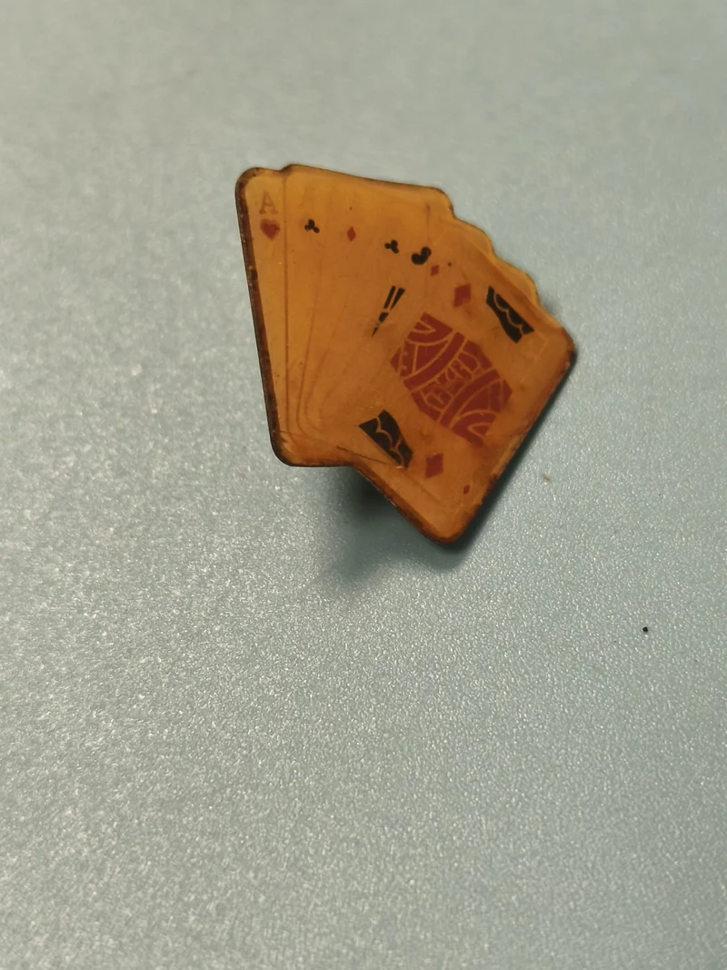 Vintage pin's jeu de cartes ancien ? Forme main poker ? Collection (Ref 7)