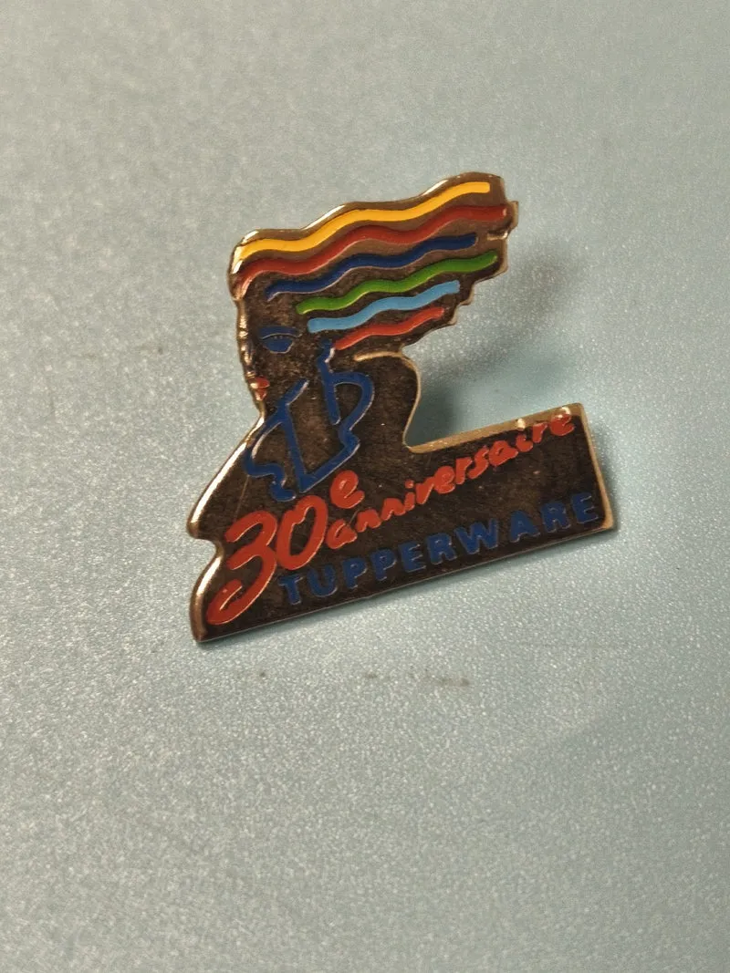 Vintage pin's Tupperware 30e anniversaire logo coloré collection rétro