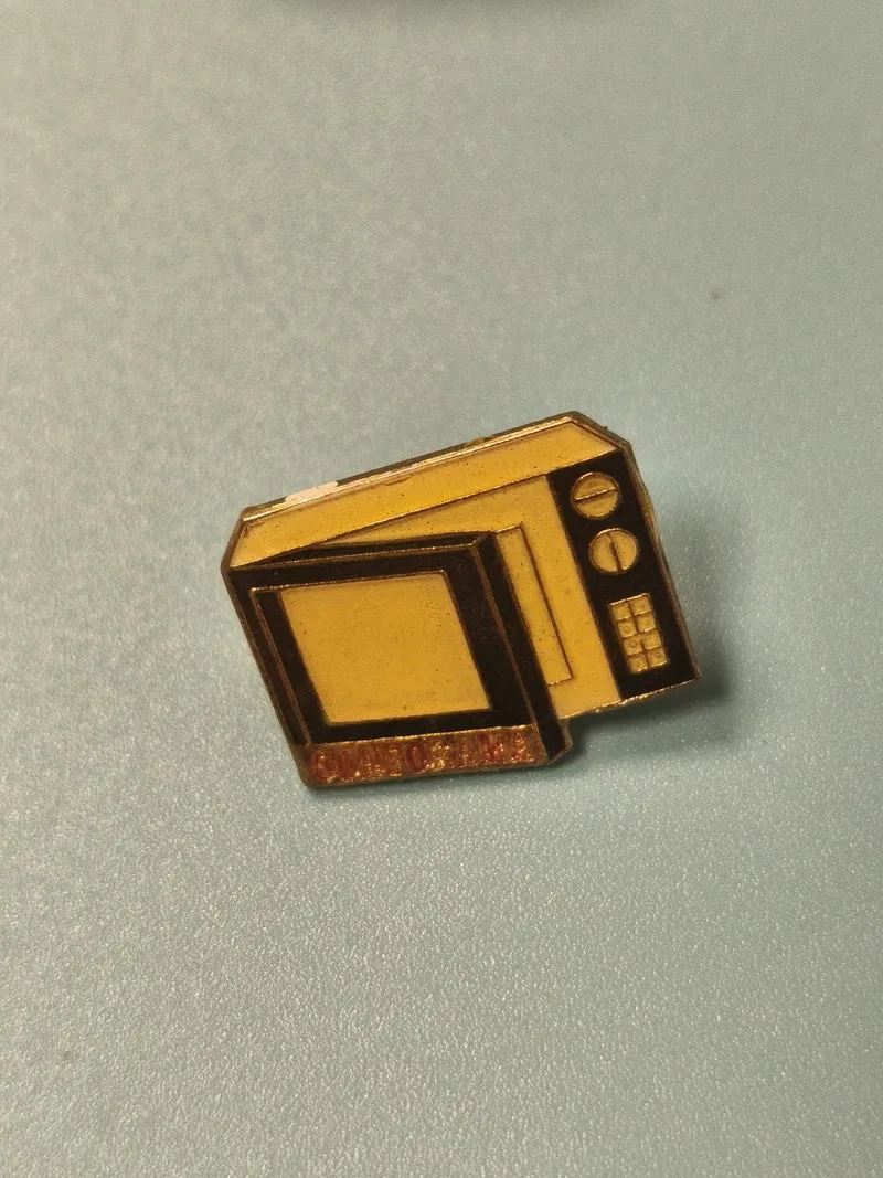 Vintage pin's télévision rétro jaune, forme TV ancienne, collection (Ref 7)
