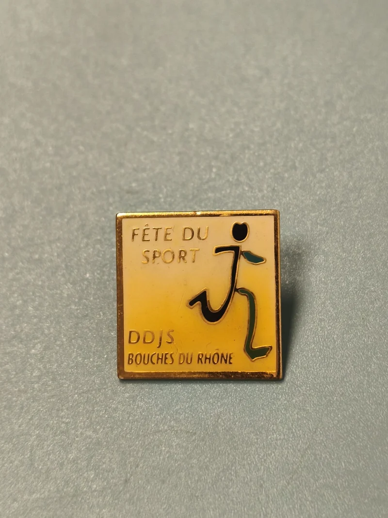 Pin's vintage Fête du Sport DDJS Bouches du Rhône émaillé carré jaune