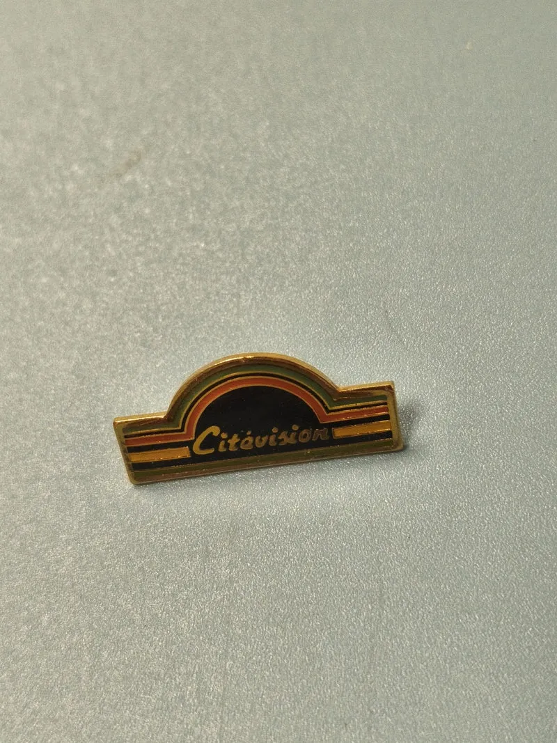 Vintage pin's Citévision émaillé forme demi-cercle rétro décoration (Ref 7)