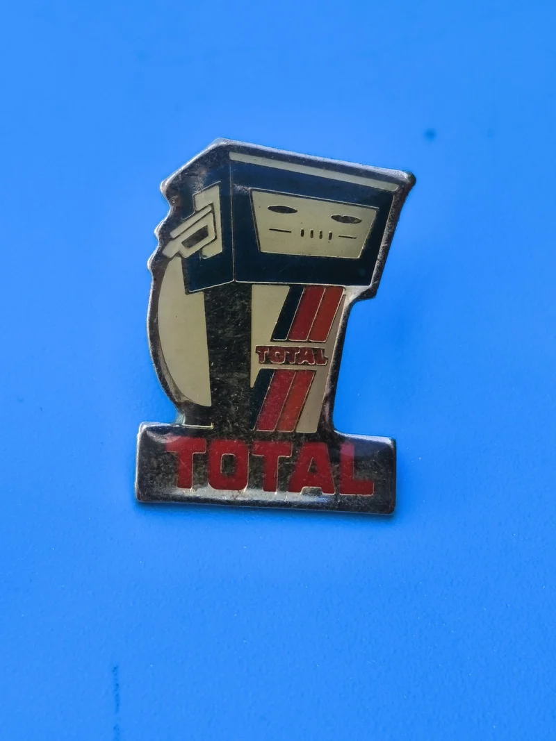 Pin's vintage TOTAL ancienne pompe à essence, collection automobile rétro