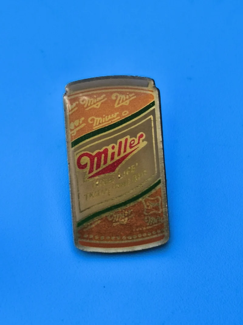 Pin's vintage Miller canette bière, collector rétro USA, doré (Ref 8)