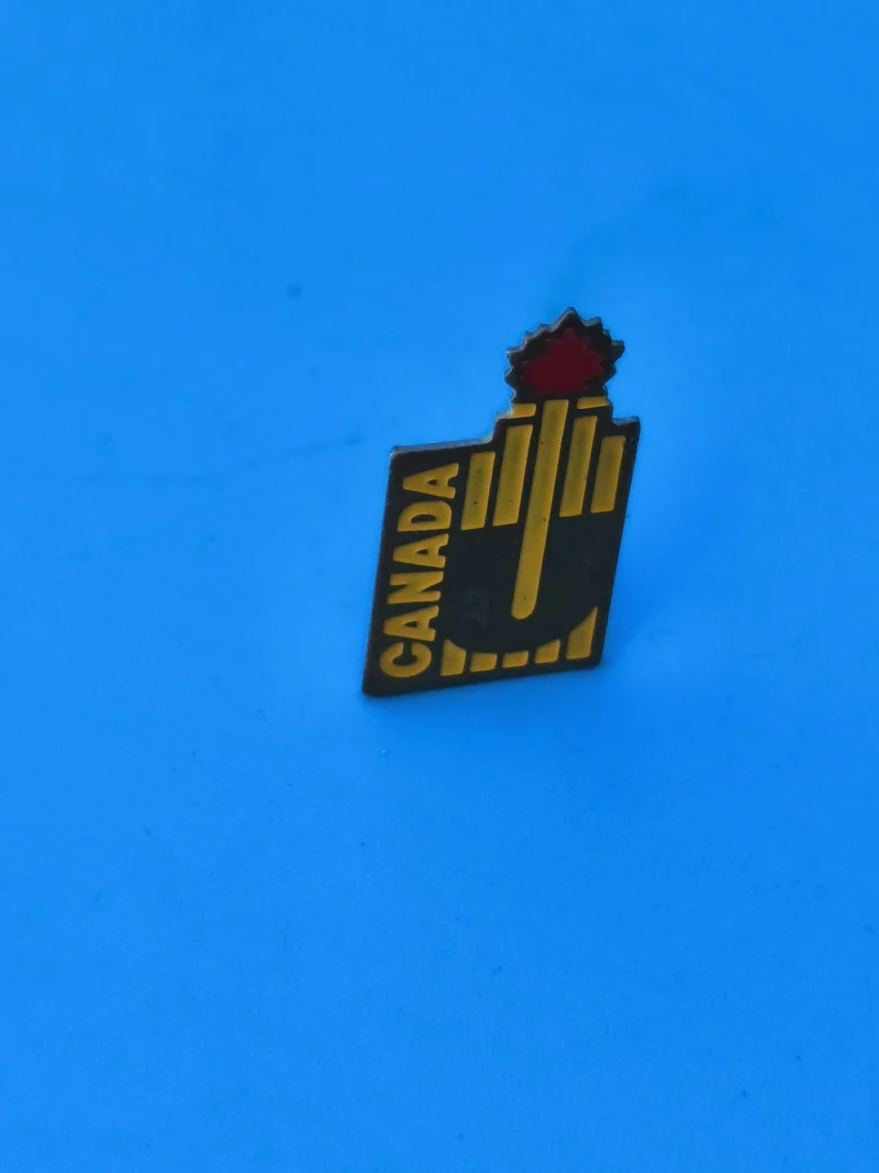 Vintage pin's Canada feuille érable jaune noir collection rétro (Ref 8)