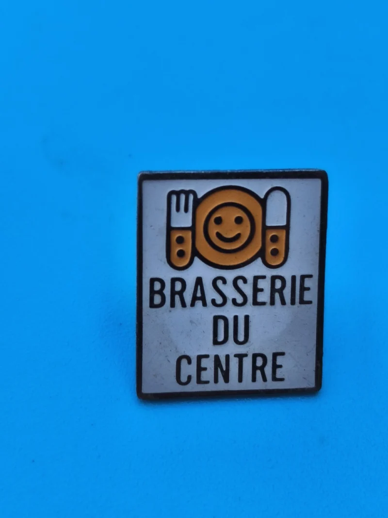 Pin's vintage Brasserie du Centre, émaillé, logo sourire, collection bistrot