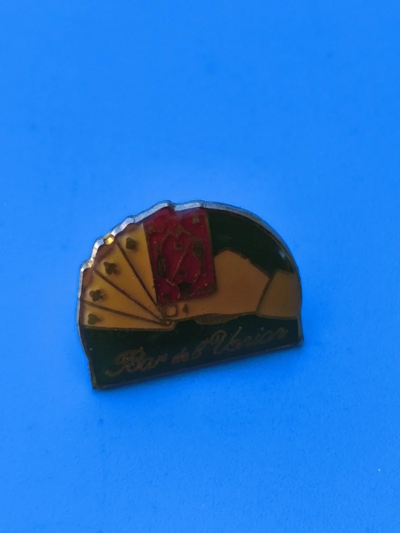 Pin's vintage Bar de l'Ubriion jeu de cartes style rétro collection (Ref 8)