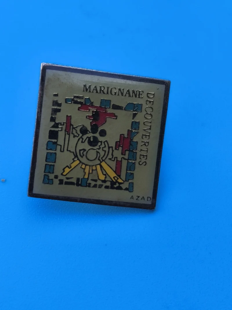 Pin's vintage Marignane Découvertes carré multicolore ancien collection France