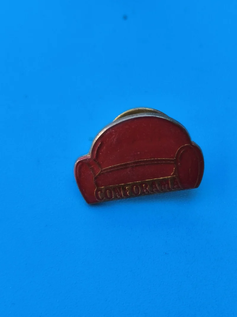 Vintage pin's Conforama canapé rouge ancien badge publicitaire collection