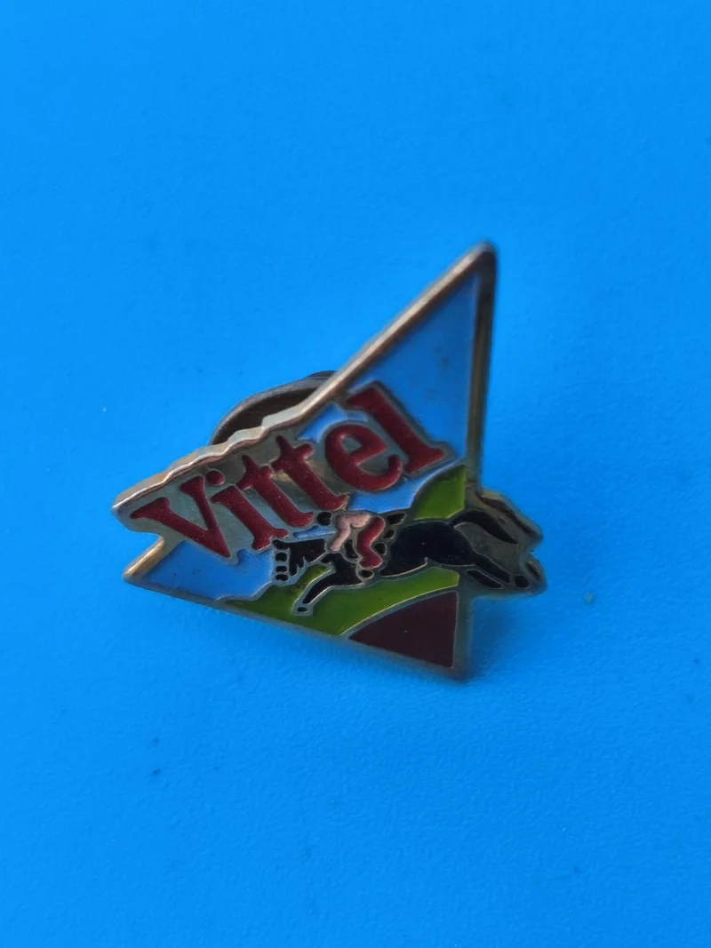 Vintage pin's Vittel triangle émaillé cavalier noir collection publicitaire