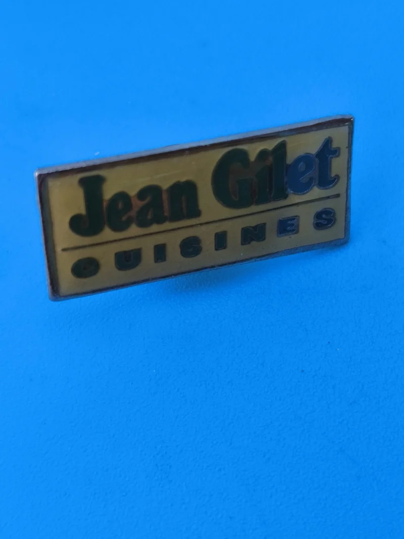 Pin's vintage publicitaire Jean Gilet Cuisines rectangulaire jaune vert (Ref 8)