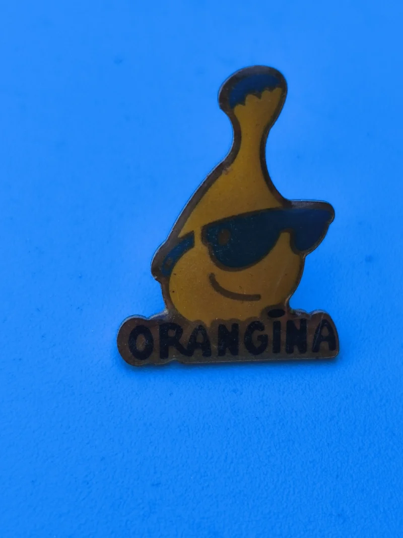 Vintage pin's Orangina bouteille mascotte lunettes rétro collection publicité