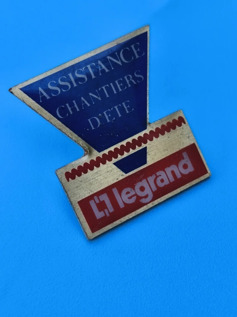 Pin's vintage Legrand Assistance Chantiers d'Été bleu rouge collection