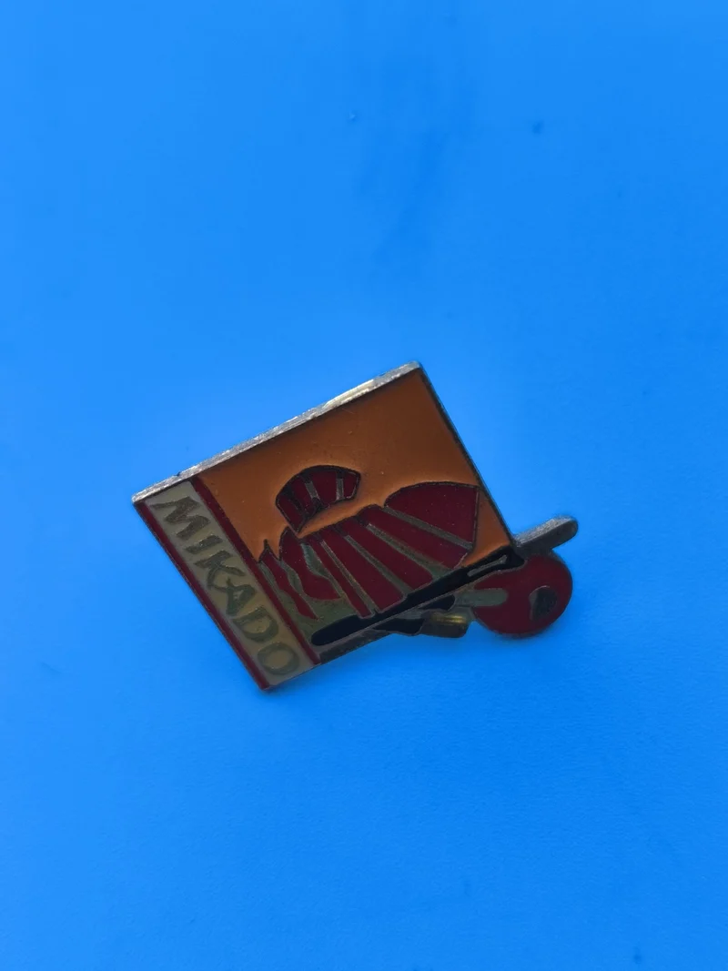 Pin's vintage Mikado émaillé, motif rouge et orange, collection rétro