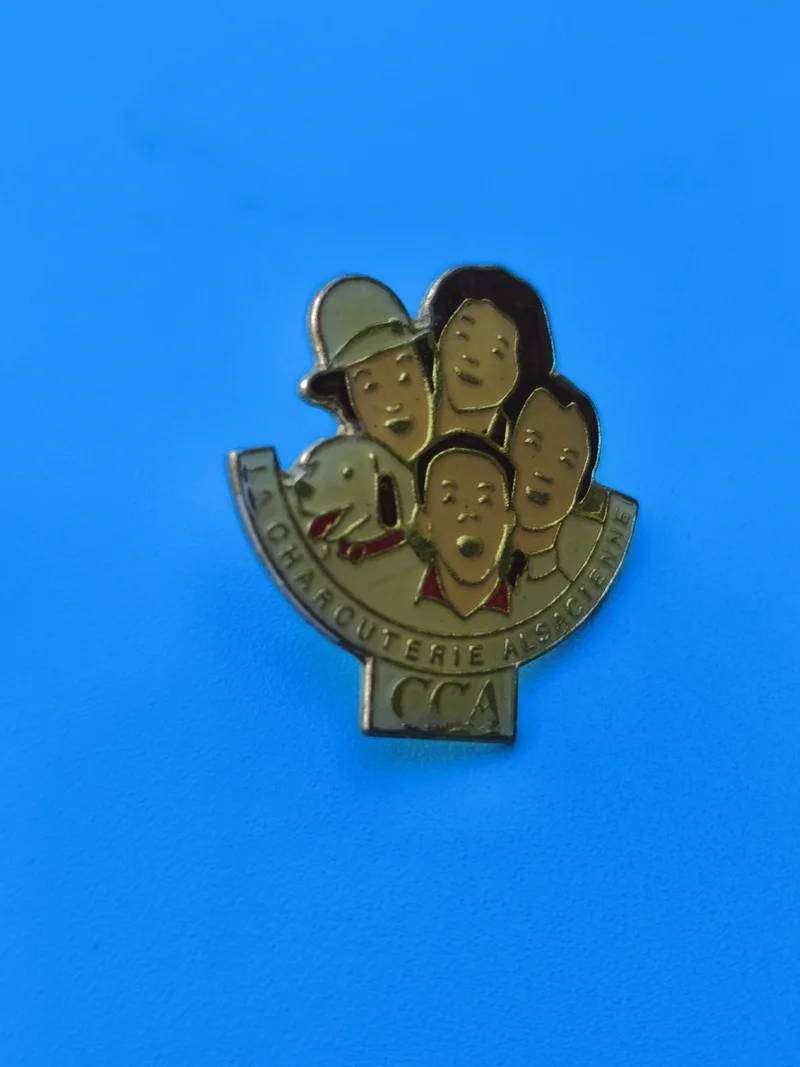 Pin's vintage charcuterie alsacienne CCA, personnages et chien, collection (Ref