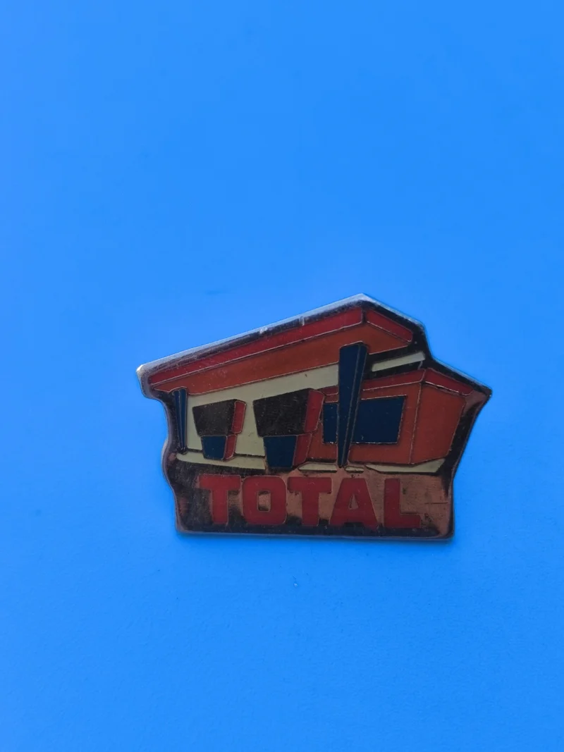 Vintage pin's TOTAL station essence rouge jaune collection automobile (Ref 8)