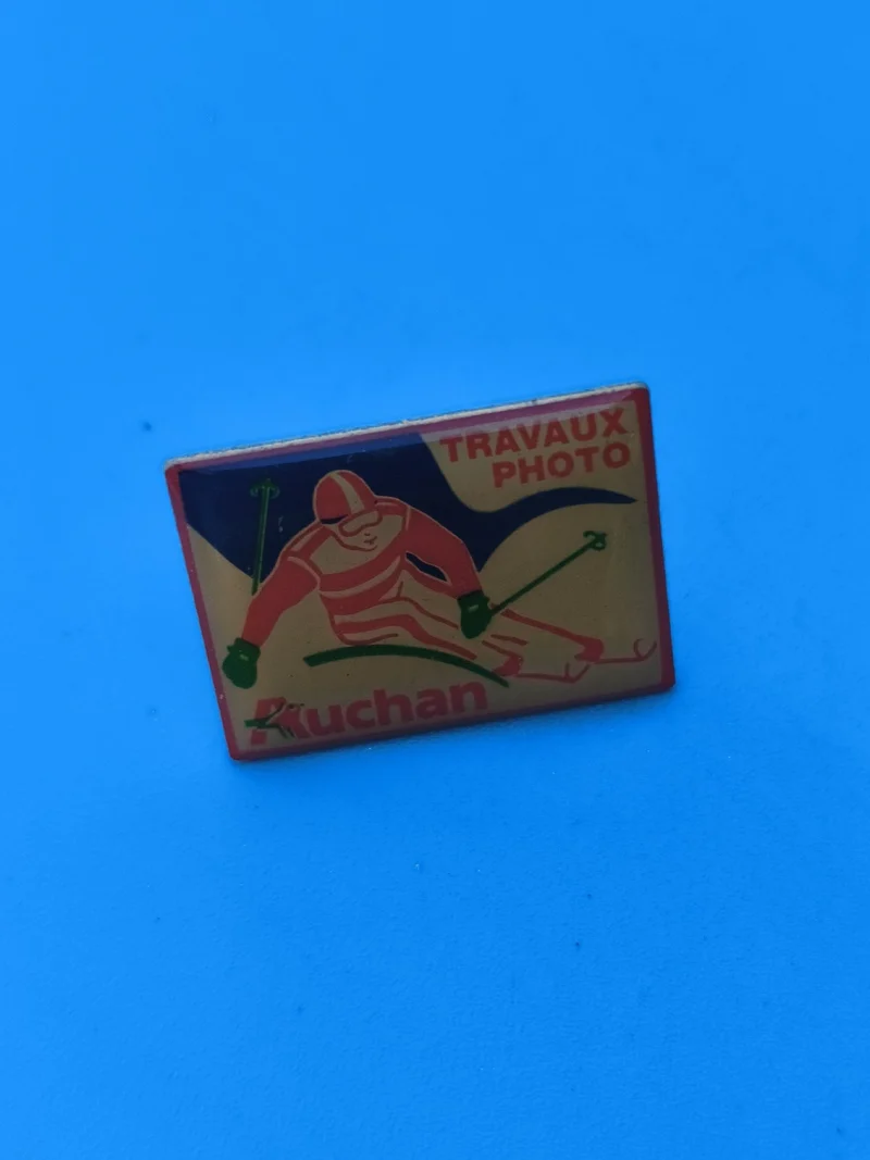 Vintage pin's Auchan ski travaux photo, rectangulaire, collection publicitaire