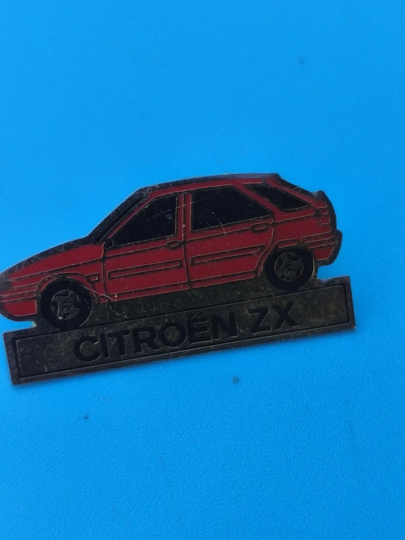 Vintage pin's Citroën ZX rouge ? badge ancien collection automobile (Ref 8)