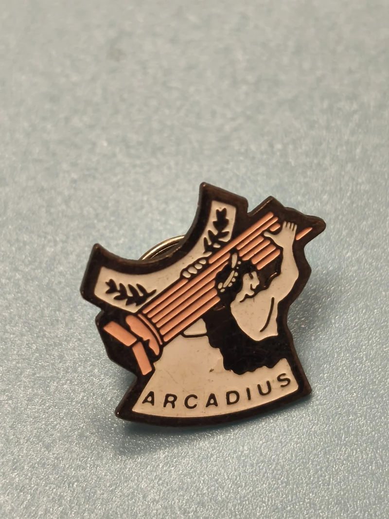 Pin's vintage Arcadius émaillé blason noir blanc collection badge ancien