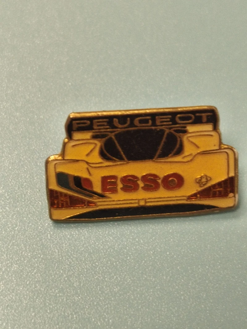 Vintage pin's Peugeot Esso voiture de course jaune collection automobile (Ref 8)