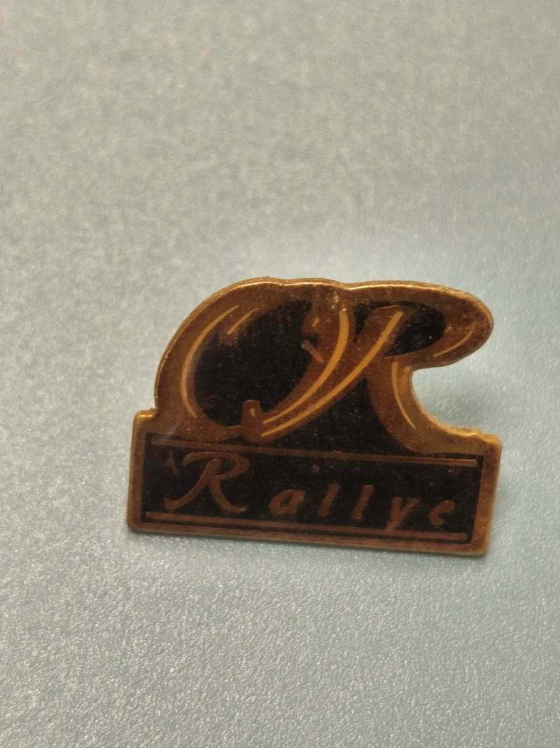 Vintage pin's rallye ancien, logo doré sur fond noir, collection automobile