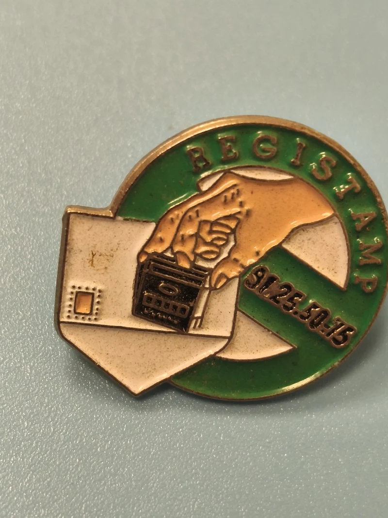 Vintage pin's REGISTAMP vert main lettre philatélie poste ancien collection