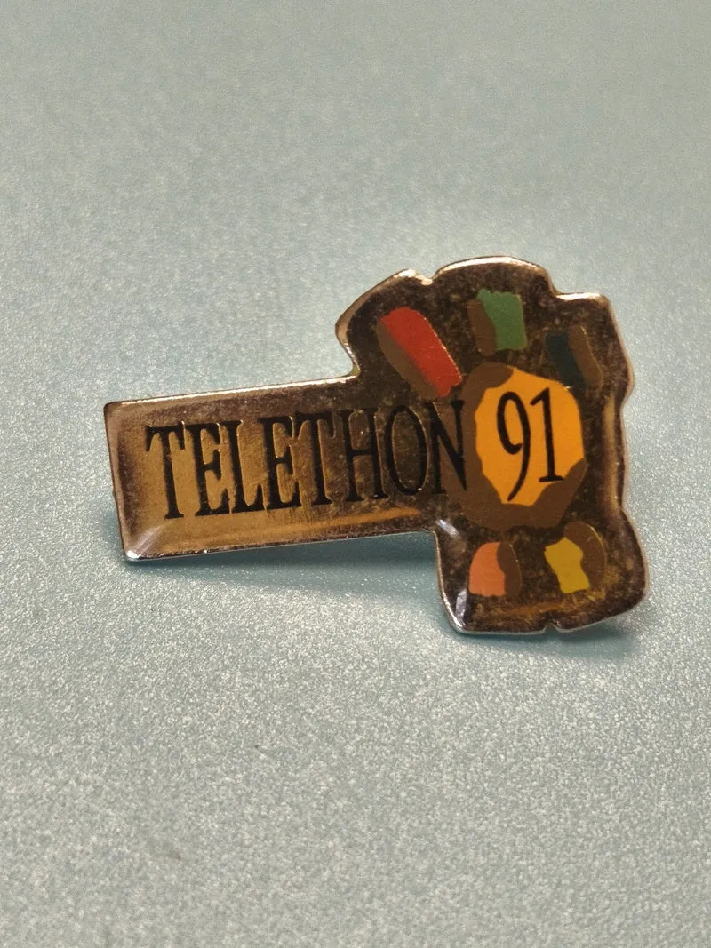Pin's vintage Téléthon 91 main colorée ? badge ancien collection rétro