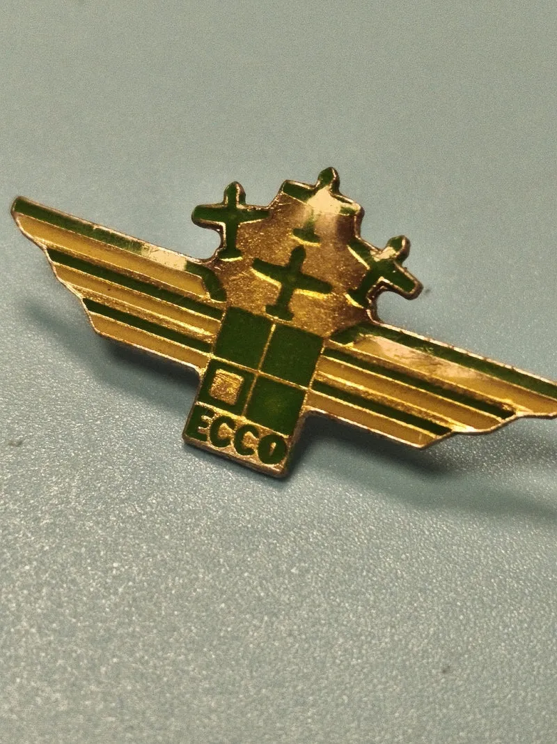 Vintage pin's ECCO ancien, vert doré, motif croix ailée, collection