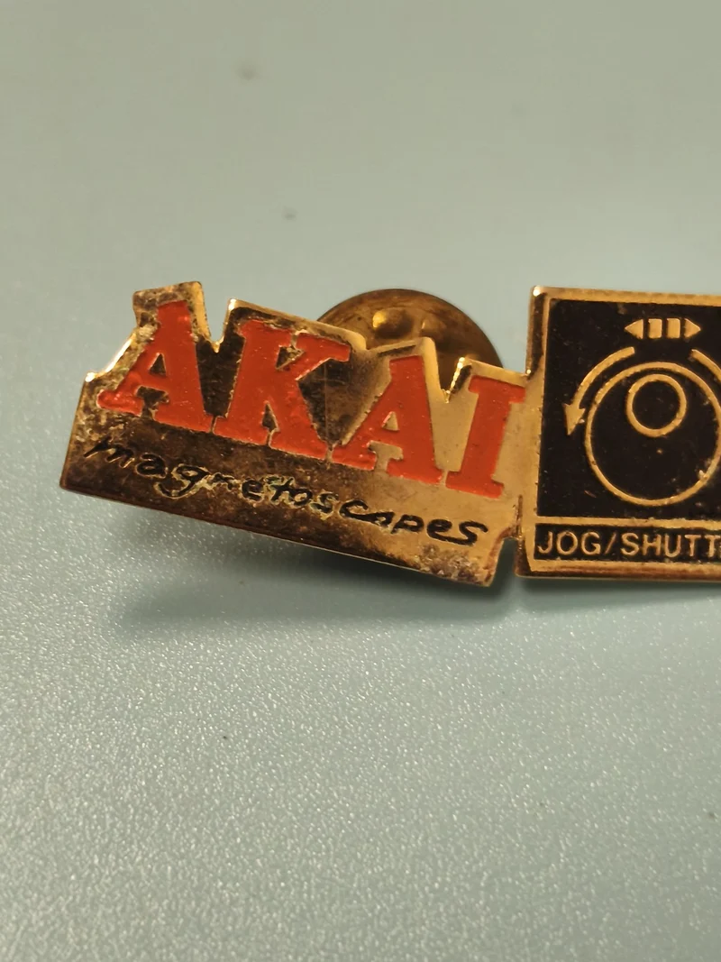 Pin's vintage AKAI doré, logo rouge, collection audio rétro, rare occasion