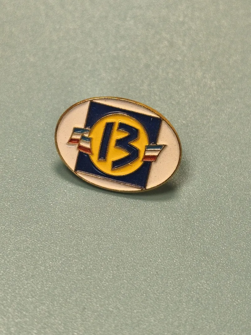 Pin's vintage Bouches du Rhône 13 émaillé bleu jaune collection régionale