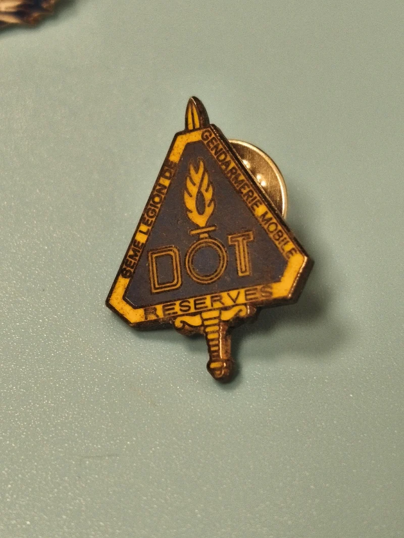 Pin's vintage Gendarmerie Mobile DOT Réserves triangle bleu doré militaire (Ref
