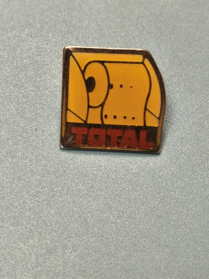 Vintage pin's TOTAL jaune logo rouleau ancien collection pétrolier (Ref 8)
