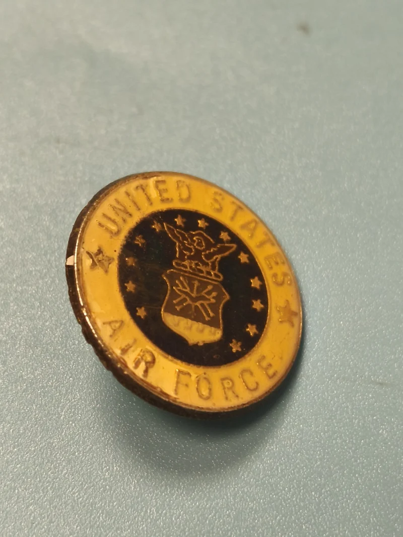 Vintage pin's USA Air Force rond émaillé jaune et noir militaire collection