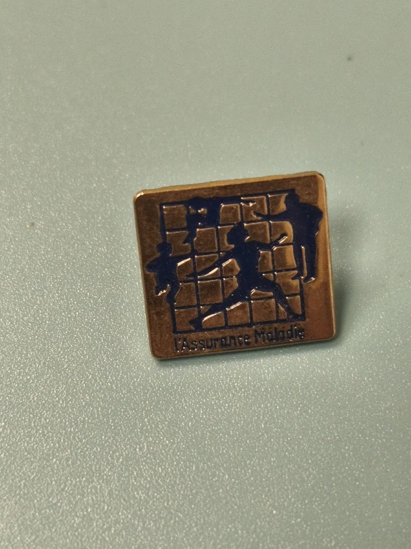 Vintage pin's Assurance Maladie carré bleu doré collection santé (Ref 8)
