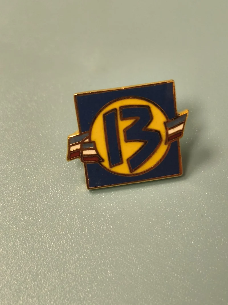 Pin's vintage Bouches-du-Rhône 13 émaillé bleu jaune collection France