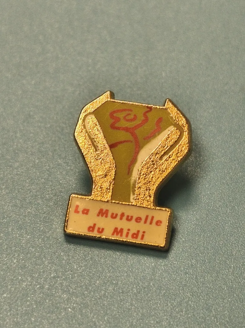 Vintage pin's La Mutuelle du Midi mains dorées logo rétro collection (Ref 8)