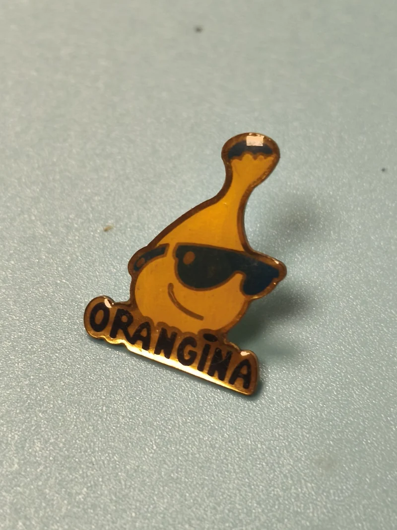 Pin's vintage Orangina publicitaire collection, logo bouteille jaune lunettes Re