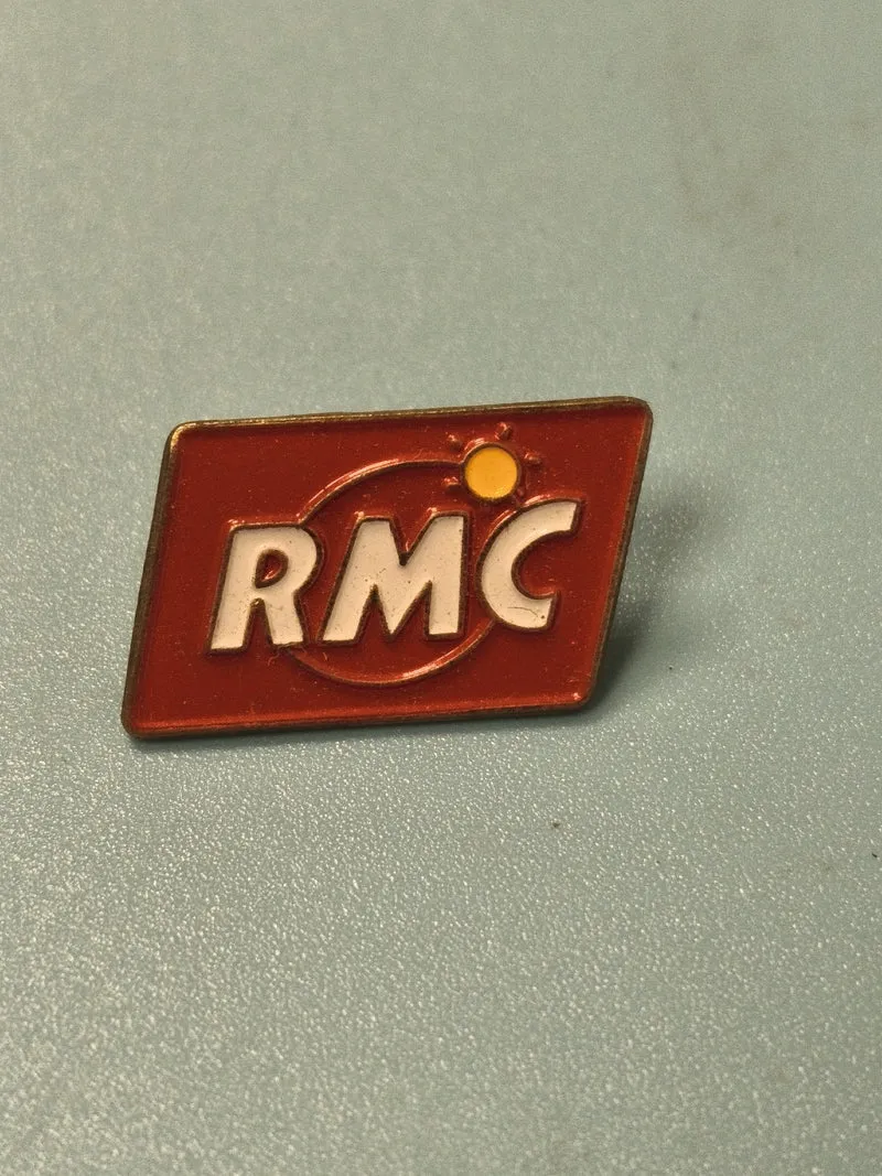 Vintage pin's RMC rouge logo radio collection rétro ancien badge